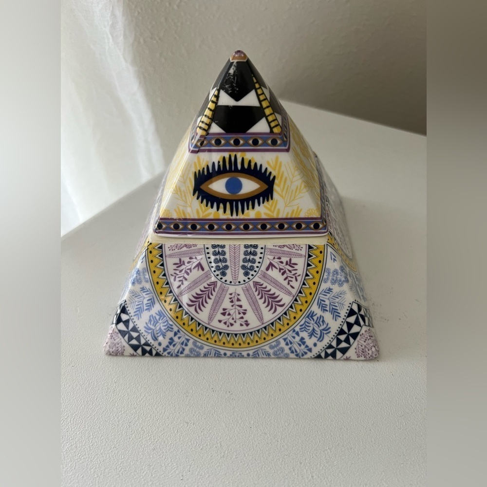 Anthropologie Mara Hoffman Ceramic Candle~ Eye Catching Pyramid~ Sandlewood Teak